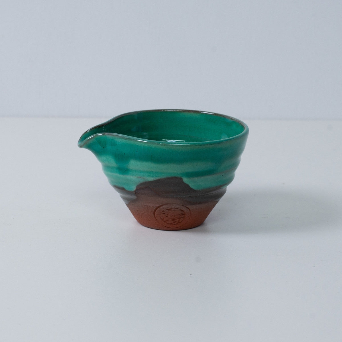 Japanese matcha bowl with spout "Emerald" pottery from Japan, featuring red clay and an engraved artisan seal.
