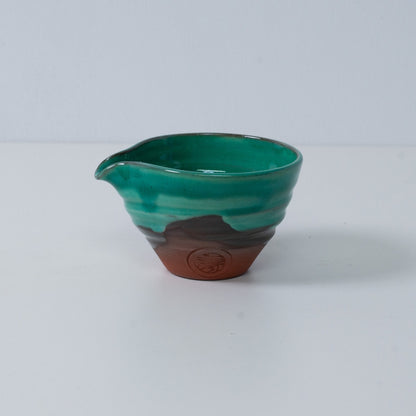 Japanese matcha bowl with spout "Emerald" pottery from Japan, featuring red clay and an engraved artisan seal.