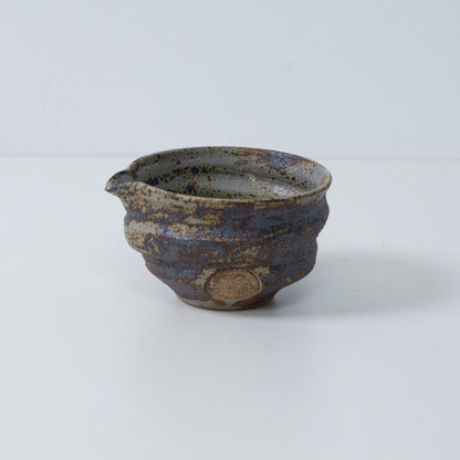Japansk matcha-skål med tud, Sakigake keramik fra Japan, med en rustik brun tekstureret glasur og et kunstnersegl.