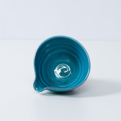 Indvendig visning af en japansk matcha-skål med tud "Soku Blue" keramik, der viser den turkisblå glasur med krakelerede mønstre, Japan.