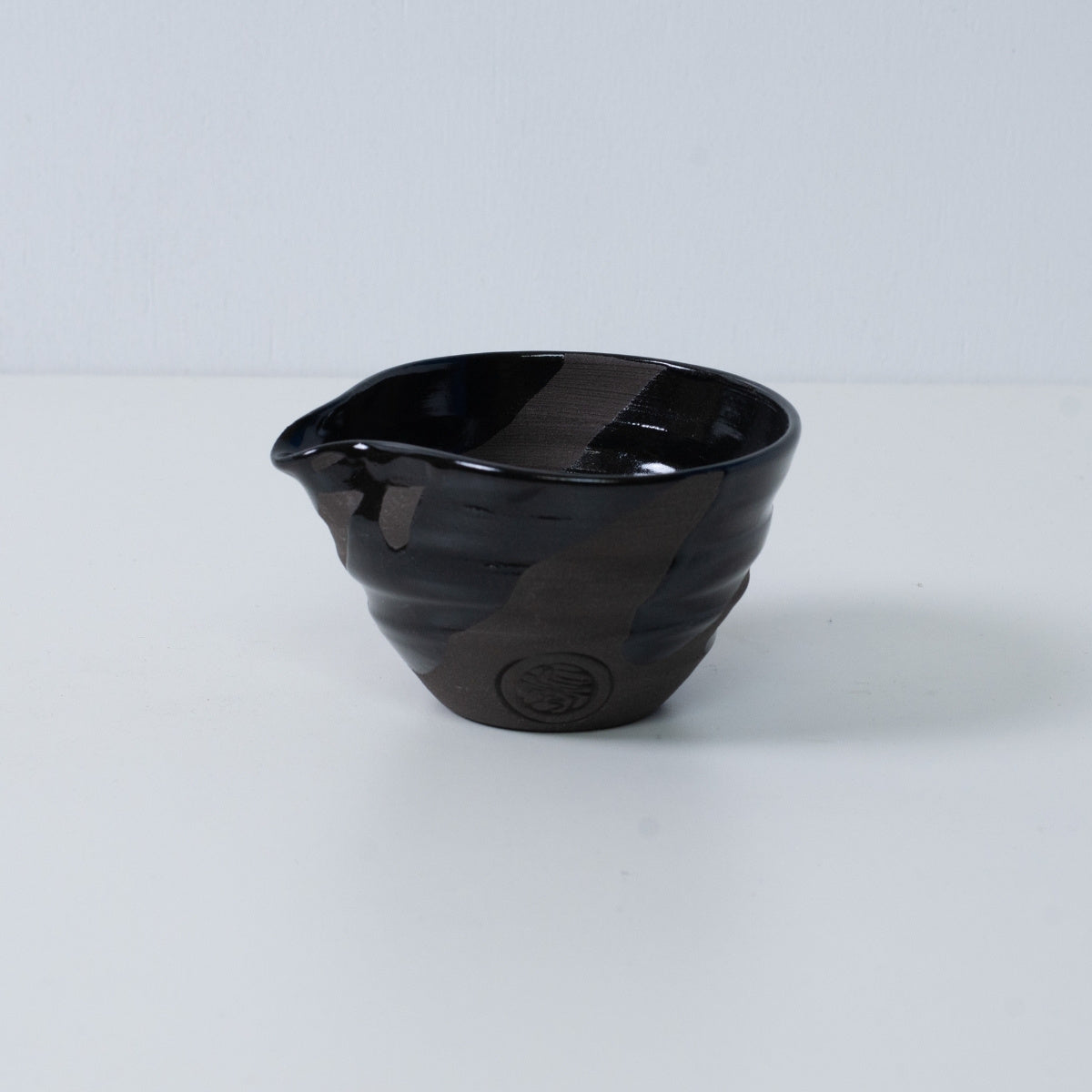 Håndlavet Kyo-yaki keramik japansk matcha skål "Sumi Black" med tud og sumi sort, med et indgraveret kunstnersiegel, keramik fra Kyoto.