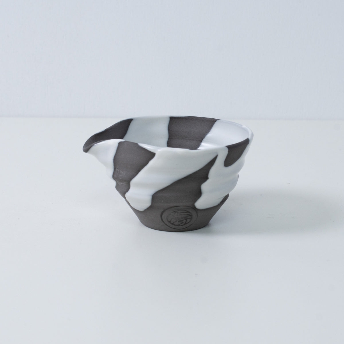  Japanese matcha bowl with spout "White Flow" pottery from Japan, featuring an engraved artisan seal on the side.