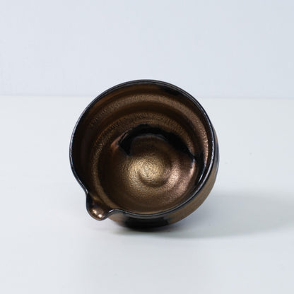 Innenansicht einer japanischen Matcha-Schale mit Ausguss „Zen“ Keramik, mit strahlender Gold- und Schwarzglasur, hergestellt in Japan.