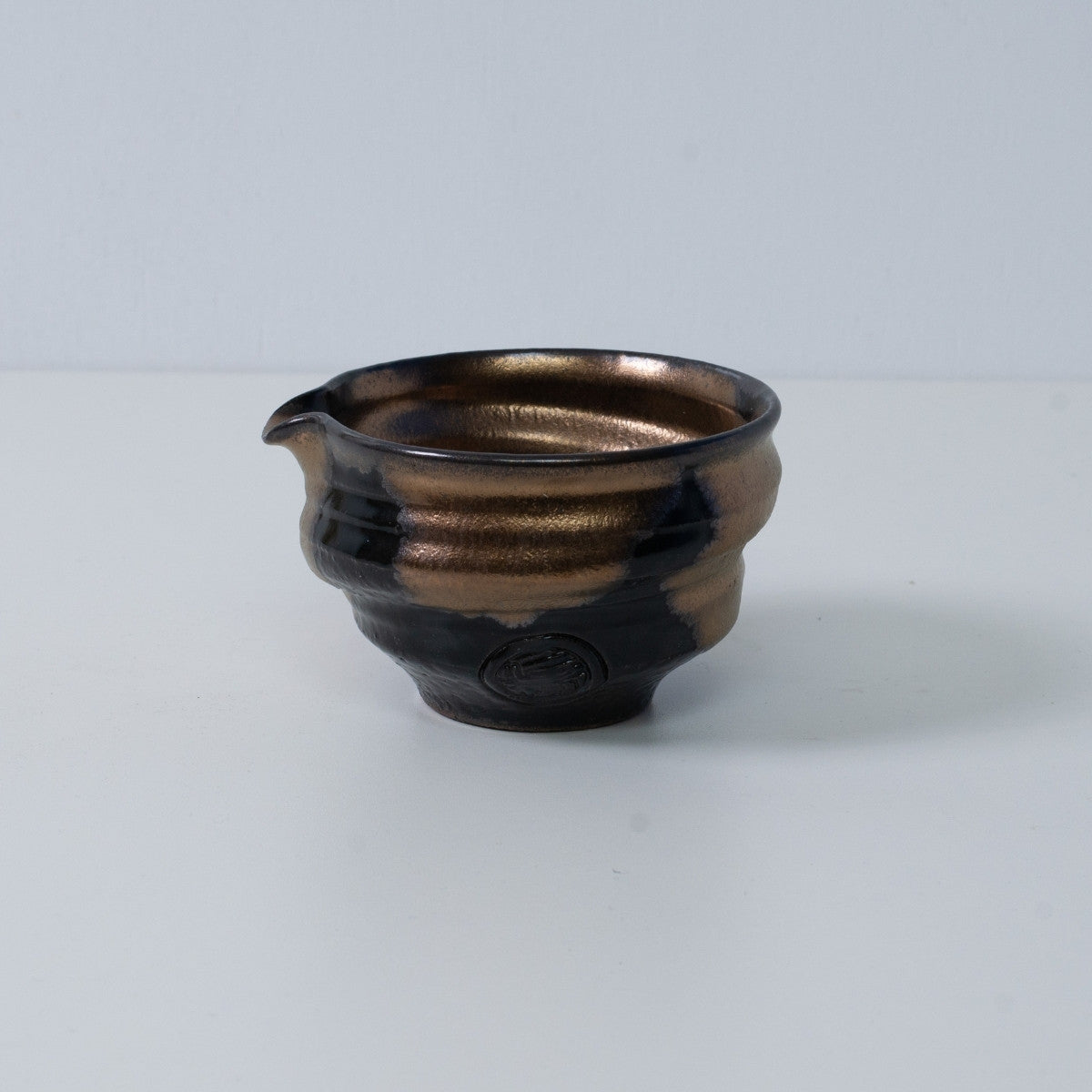 Japanische Matcha-Schale mit Ausguss "Zen" aus Keramik, mit Gold- und Schwarzglasur und einem Künstlerstempel.
