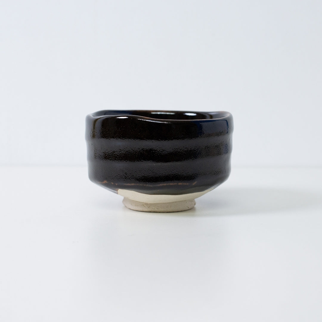 Håndlavet japansk matcha-skål "Yuzu Black" fra Shinzan Kiln, med en dybsort glasur med en prikket citrus-skræl-tekstur.