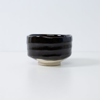 Håndlavet japansk matcha-skål "Yuzu Black" fra Shinzan Kiln, med en dybsort glasur med en prikket citrus-skræl-tekstur.