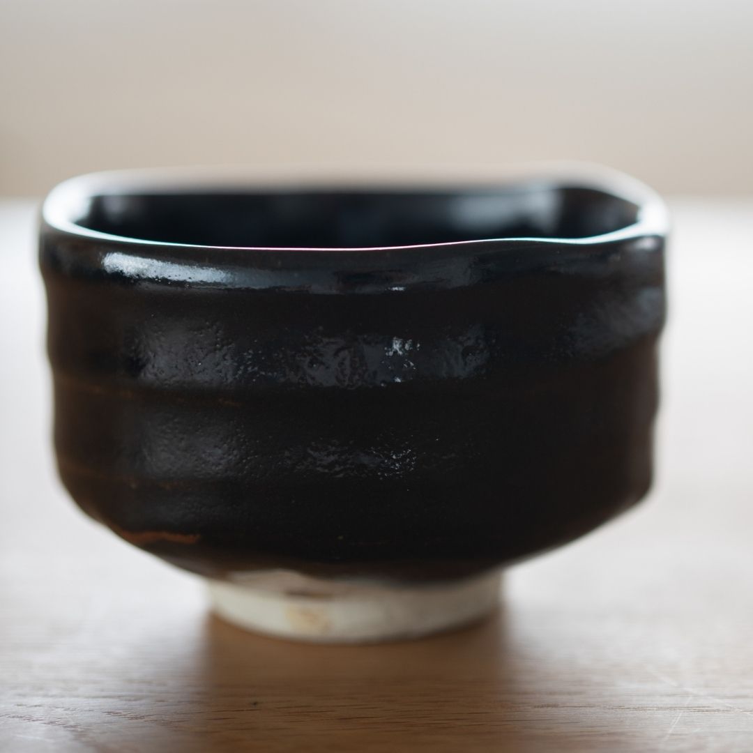 Håndlavet japansk matcha-skål i Mino-keramik med Yuzu Black-glasur, der fremhæver wabi-sabi-teksturen.