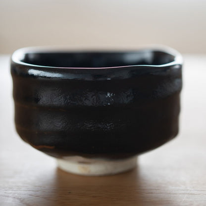 Håndlavet japansk matcha-skål i Mino-keramik med Yuzu Black-glasur, der fremhæver wabi-sabi-teksturen.