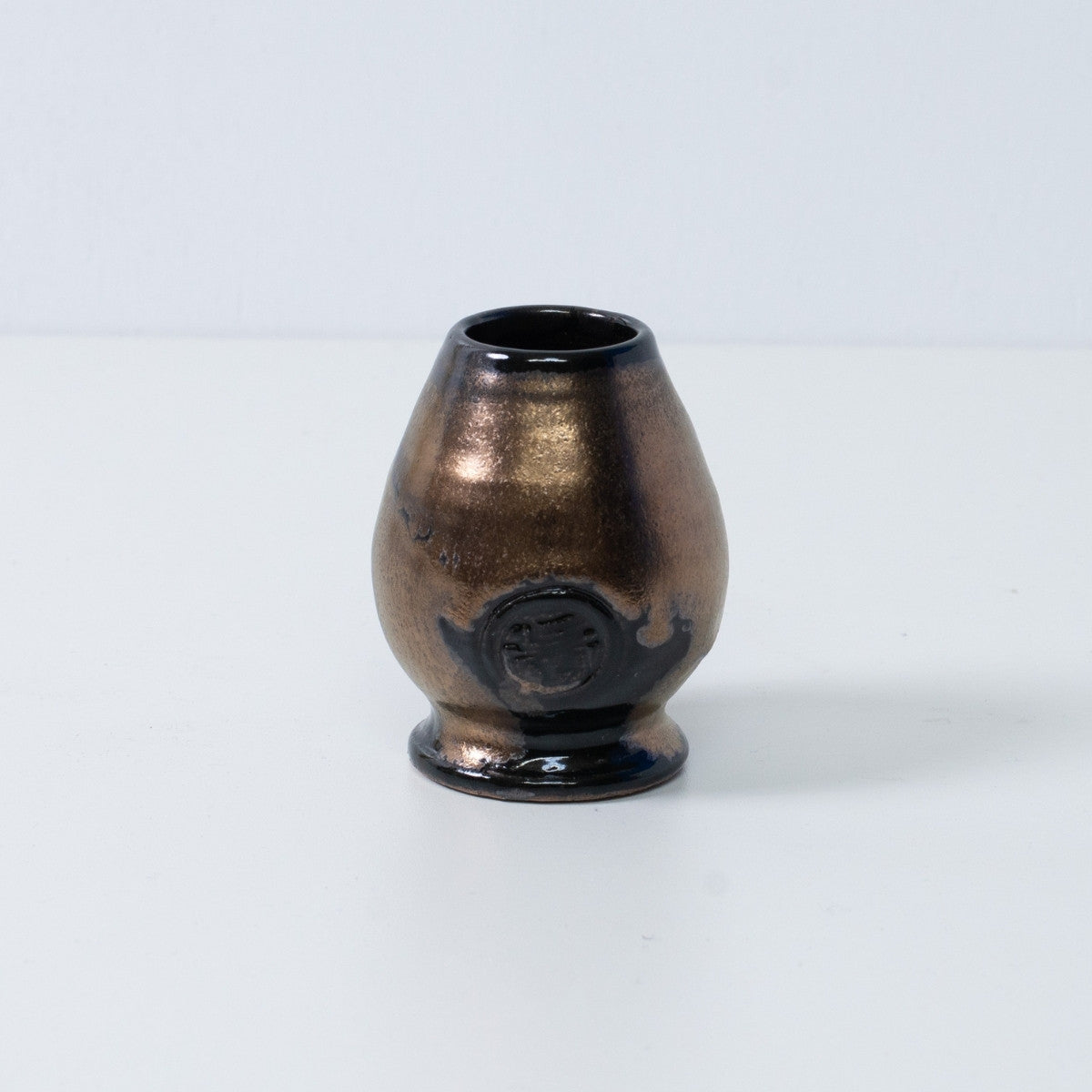 Support de chasen japonais "Zen" en céramique, avec un émail or et noir et un sceau d'artisan.