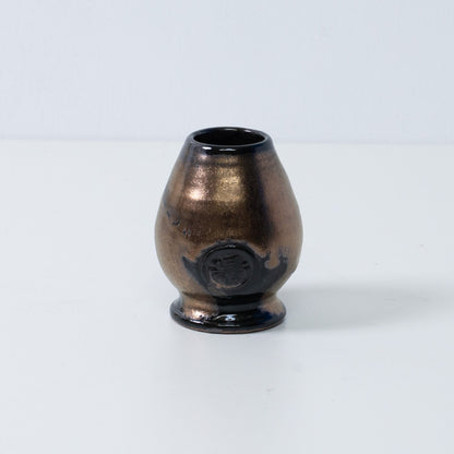 Support de chasen japonais "Zen" en céramique, avec un émail or et noir et un sceau d'artisan.