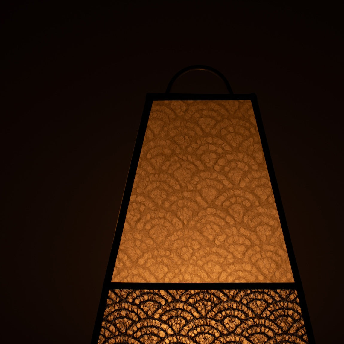 Japanse Papieren Vloerlamp KURA Klein, monotoon, Mino Washi papier - close-up van verlichte wabi sabi papiertextuur.