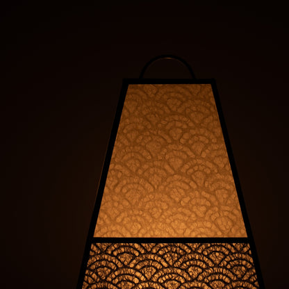 Japanse Papieren Vloerlamp KURA Klein, monotoon, Mino Washi papier - close-up van verlichte wabi sabi papiertextuur.