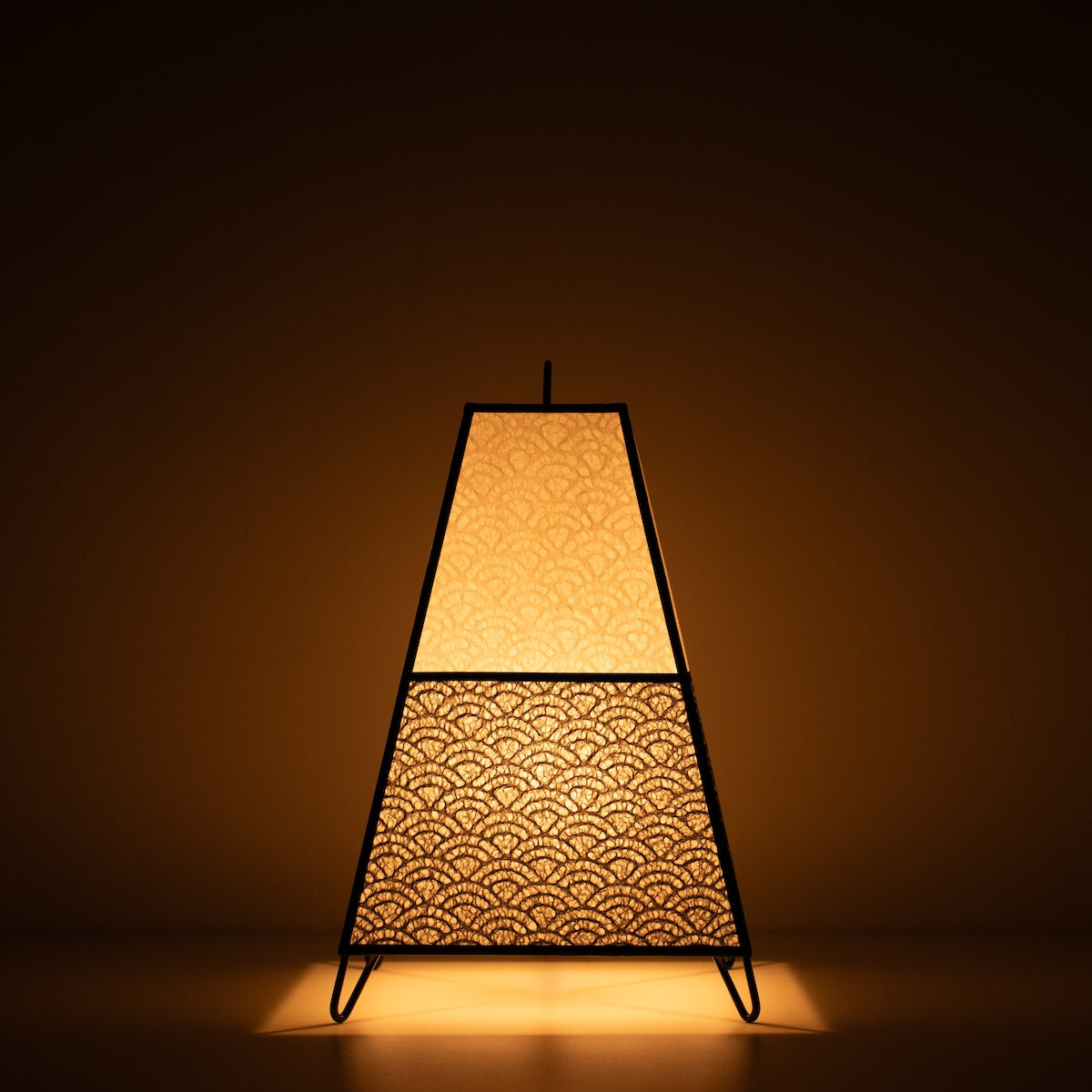 Japanse Papieren Vloerlamp KURA Klein, monotoon, Mino Washi papier - verlichte Japandi stijl papieren lamp die een warme gloed werpt.
