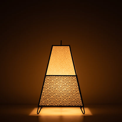 Japanse Papieren Vloerlamp KURA Klein, monotoon, Mino Washi papier - verlichte Japandi stijl papieren lamp die een warme gloed werpt.