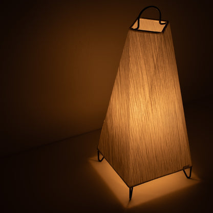 Japansk papir gulvlampe ORI Small, hvid, Mino Washi papir - vinklet billede af oplyst papirlampe på trådben.