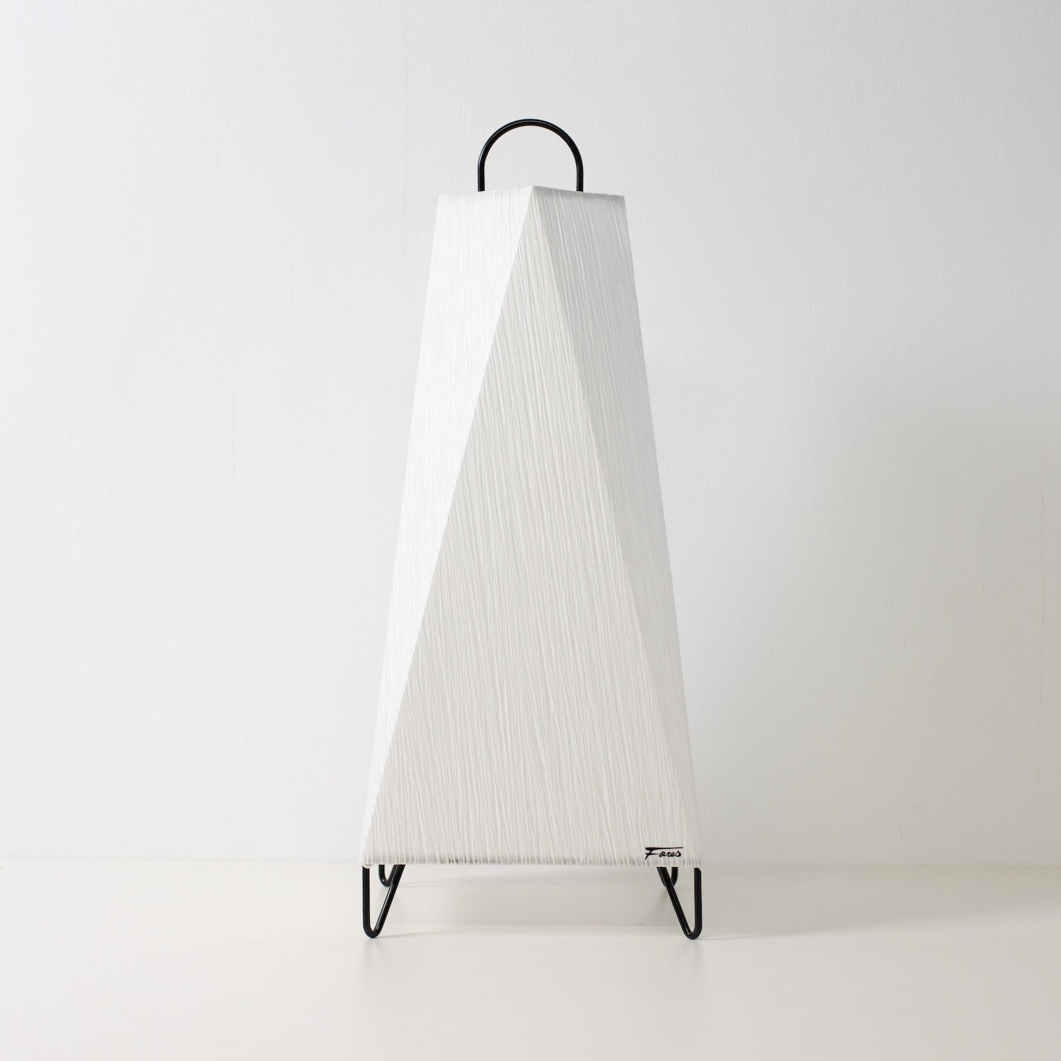 Japansk Papir Gulvlampe ORI Lille, hvid, Mino Washi papir - høj, utændt accentlampe fra Japan med rynket tekstur.