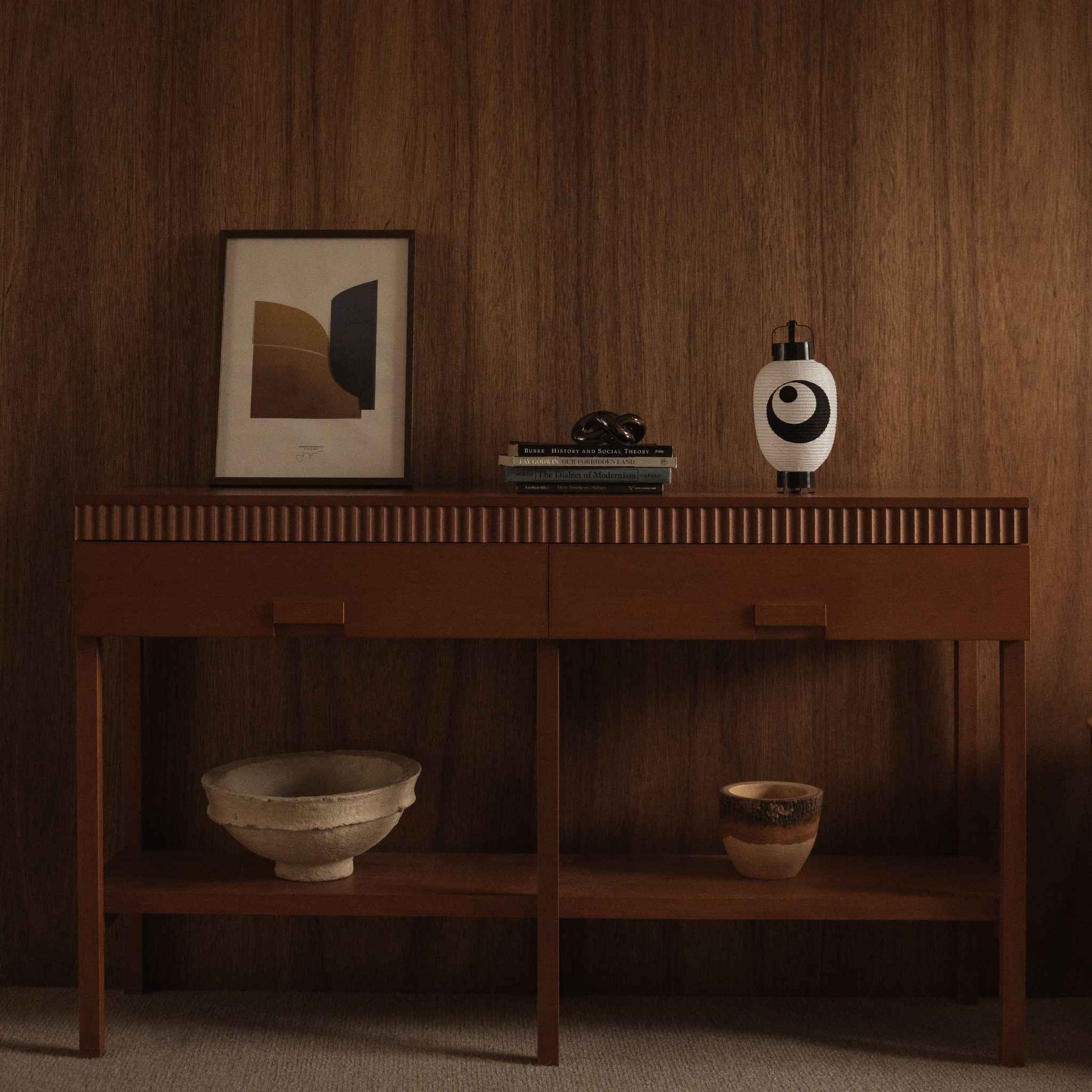 Japanse papieren lantaarn maan en ster klein staand op een houten console tafel in een mid-century moderne woonkamer