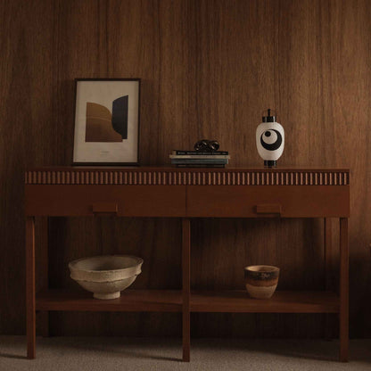 Japanse papieren lantaarn maan en ster klein staand op een houten console tafel in een mid-century moderne woonkamer