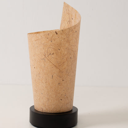 "Lampe de table japonaise en papier « Maki » écorce de cèdre, marron, papier Mino Washi et bois - vue en angle de la lampe en papier non allumée du Japon."