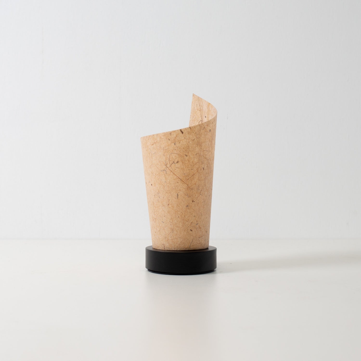 "Lampe de table japonaise en papier « Maki » écorce de cèdre, marron, papier Mino Washi et bois - lampe d'appoint non allumée au design roulé unique."