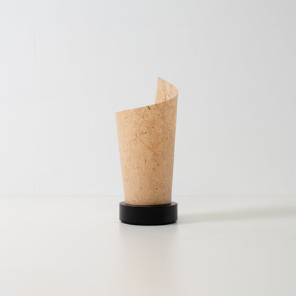 "Lampe de table japonaise en papier « Maki » écorce de cèdre, marron, papier Mino Washi et bois - lampe d'appoint non allumée au design roulé unique."