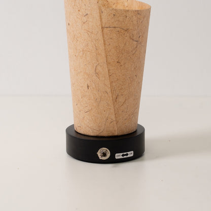 "Lampe de table japonaise en papier « Maki » écorce de cèdre, marron, bois - gros plan de la base noire et de l'interrupteur à bascule de la lampe sans fil."