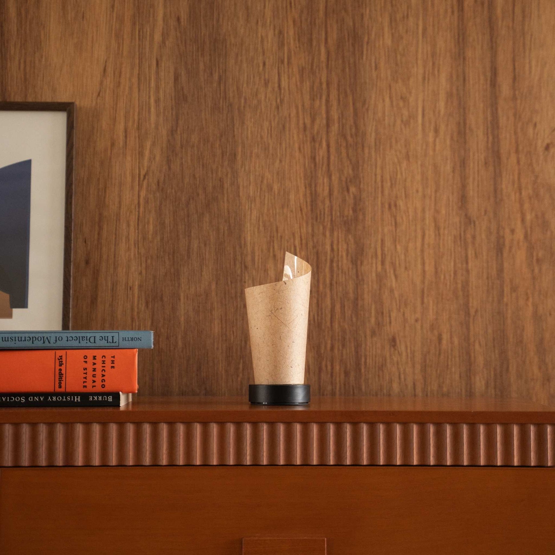 Lampe de table japonaise non allumée "Maki" en écorce de cèdre, forme roulée, style milieu du siècle moderne, sur une console en bois.