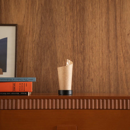 Lampe de table japonaise non allumée "Maki" en écorce de cèdre, forme roulée, style milieu du siècle moderne, sur une console en bois.