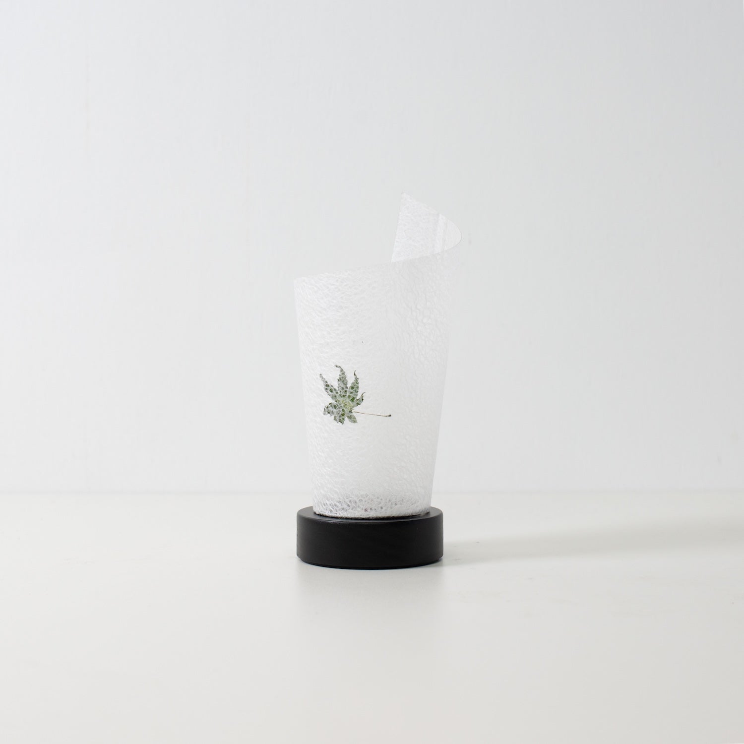 "Lampe de table japonaise en papier « Maki » feuille d'érable, naturelle, papier Mino Washi et bois - lampe d'appoint non allumée au design roulé unique."