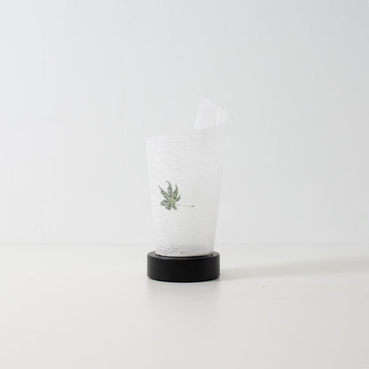 "Lampe de table japonaise en papier « Maki » feuille d'érable, naturelle, papier Mino Washi et bois - lampe d'appoint non allumée au design roulé unique."