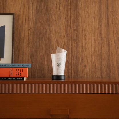 "Lampe de table japonaise non allumée en papier « Maki » feuille Momiji de forme roulée, style milieu du siècle moderne, sur une console en bois."