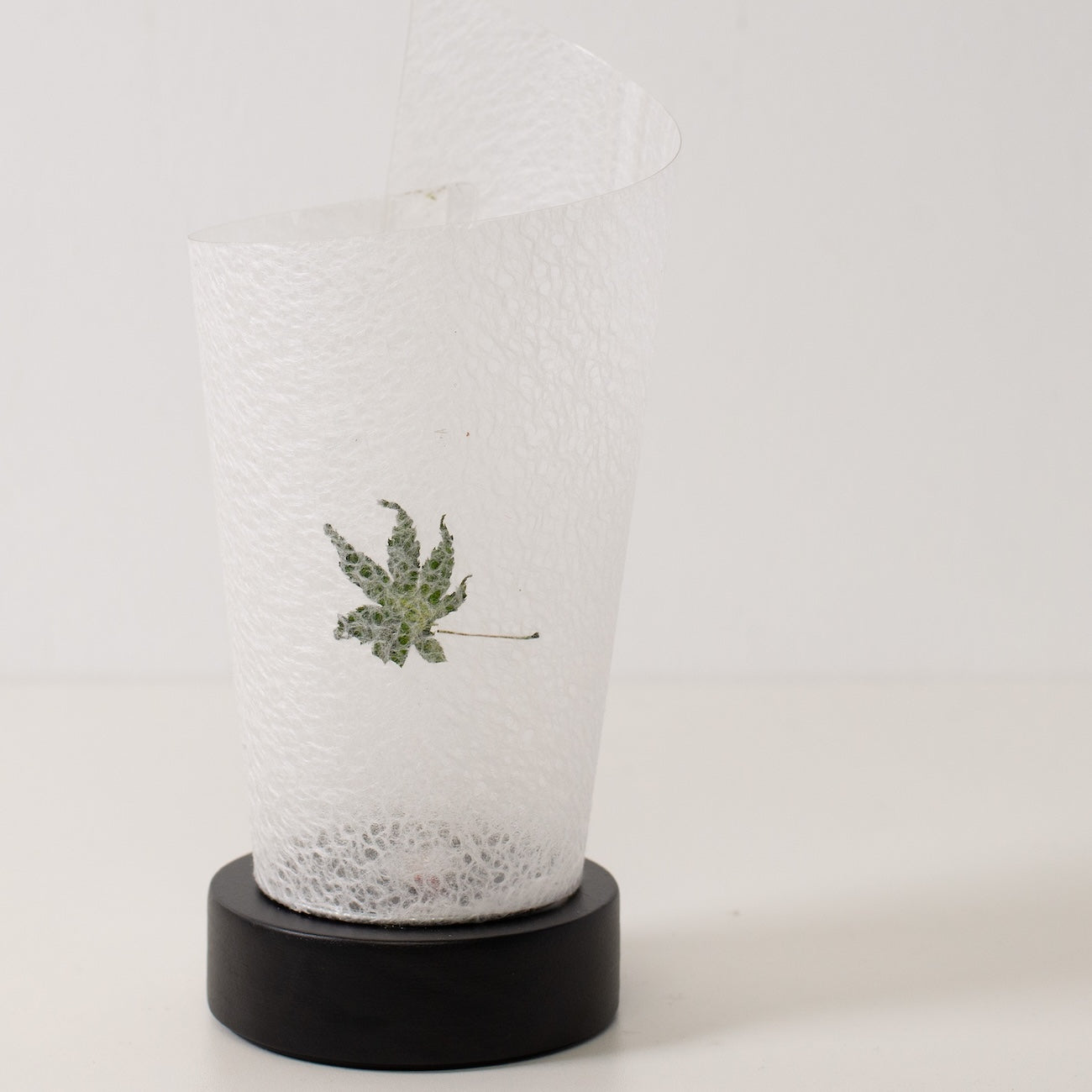 "Lampe de table japonaise en papier « Maki » feuille Momiji, blanc, papier Mino Washi et bois - vue en angle d'une lampe en papier non allumée du Japon."