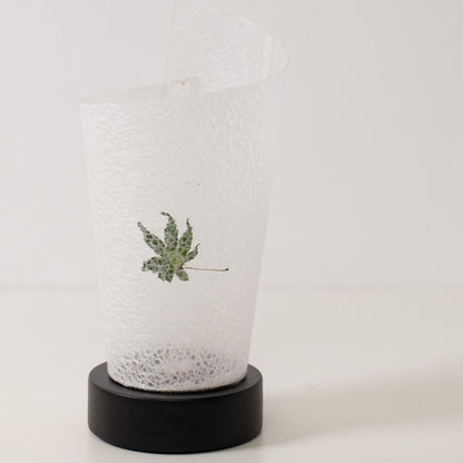 "Lampe de table japonaise en papier « Maki » feuille Momiji, blanc, papier Mino Washi et bois - vue en angle d'une lampe en papier non allumée du Japon."