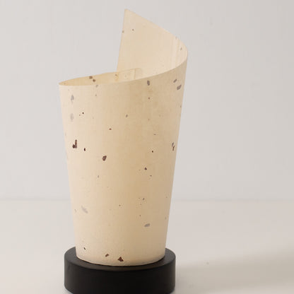 "Lampe de table japonaise en papier « Maki », naturel, papier Mino Washi et bois - vue en angle de la lampe en papier non allumée du Japon."