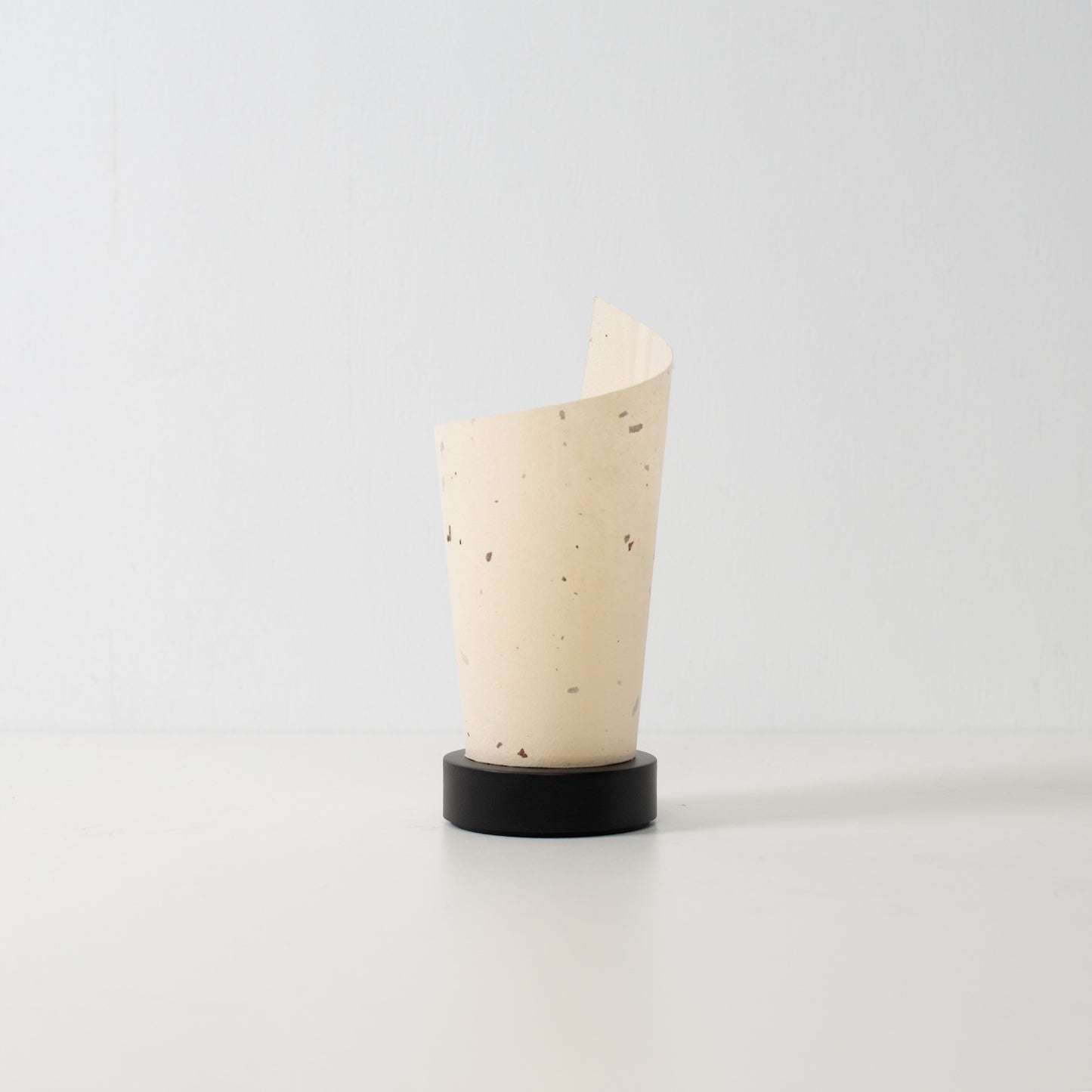"Lampe de table japonaise en papier « Maki », naturelle, papier Mino Washi et bois - lampe d'appoint non allumée au design roulé unique."