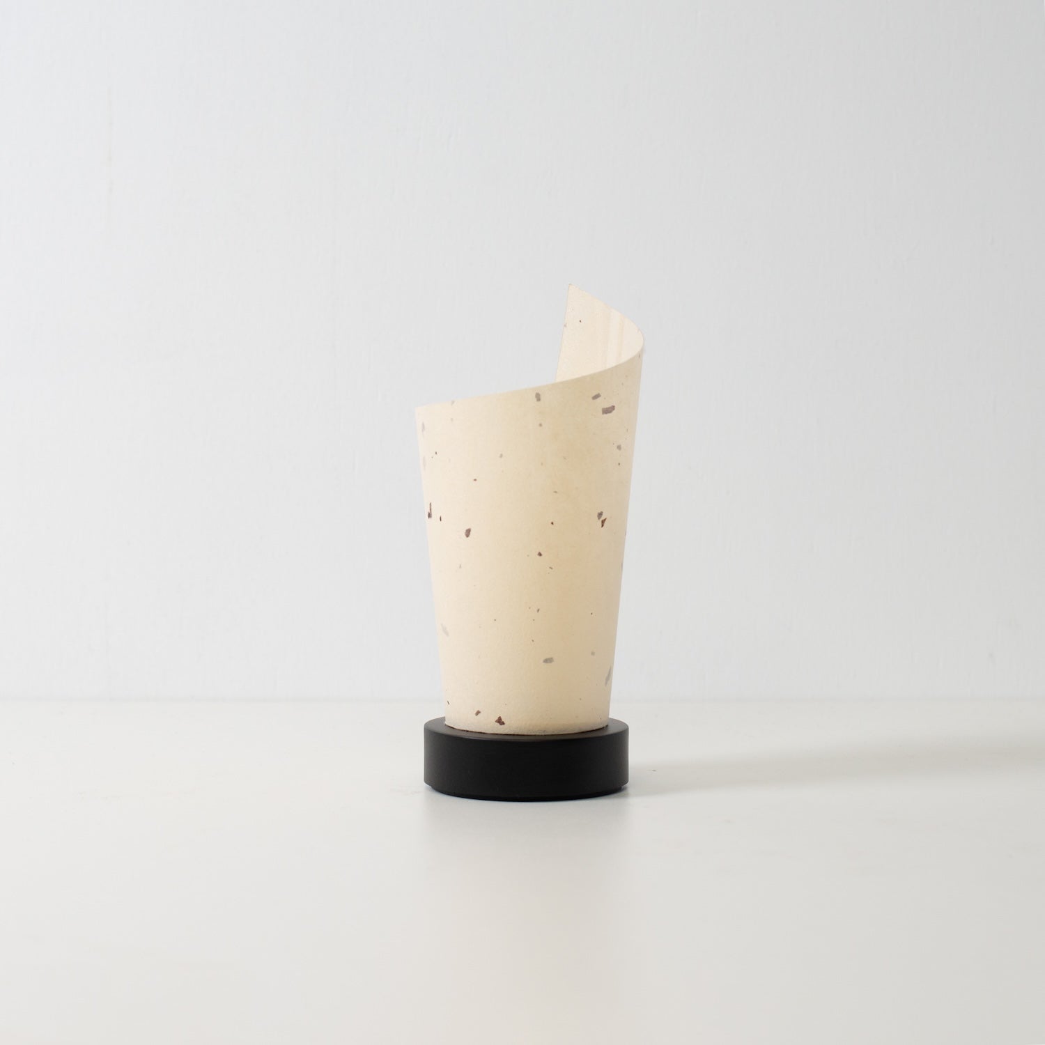"Lampe de table japonaise en papier « Maki », naturelle, papier Mino Washi et bois - lampe d'appoint non allumée au design roulé unique."