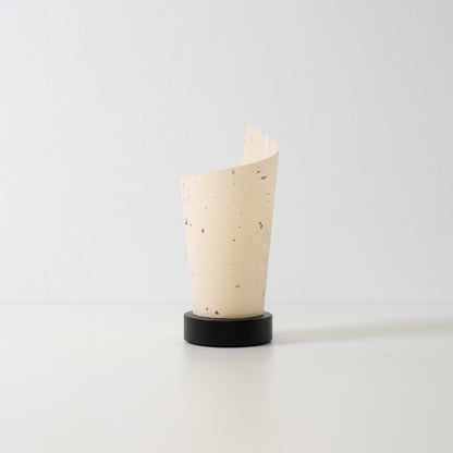 "Lampe de table japonaise en papier « Maki », naturelle, papier Mino Washi et bois - lampe d'appoint non allumée au design roulé unique."
