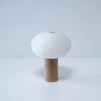 Papier-Tischleuchte „TORCHIN OVAL“ mit Holzgriff und weißem Washi-Papierschirm, handgefertigt in Yame, Fukuoka, Japan, bekannt für seine traditionellen Yame-Laternen.