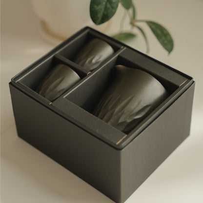 Ensemble de saké en porcelaine arita noir mat du Japon dans une élégante boîte cadeau, prêt à être offert par les amateurs de saké comme cadeau de luxe.
