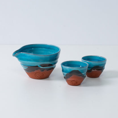 Japansk sake-sæt "Soku Blue" turkis keramik med en katakuchi sake-karaffel og to små kopper med rød ler.