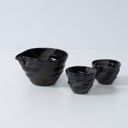 Japansk sake-sæt "Sumi Black" keramik med en katakuchi sake-karaffel og to små sake-kopper, lavet i Japan.
