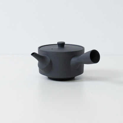 Sidevisning af en sort japansk sencha tekande med et sidehåndtag og låg på en hvid baggrund.