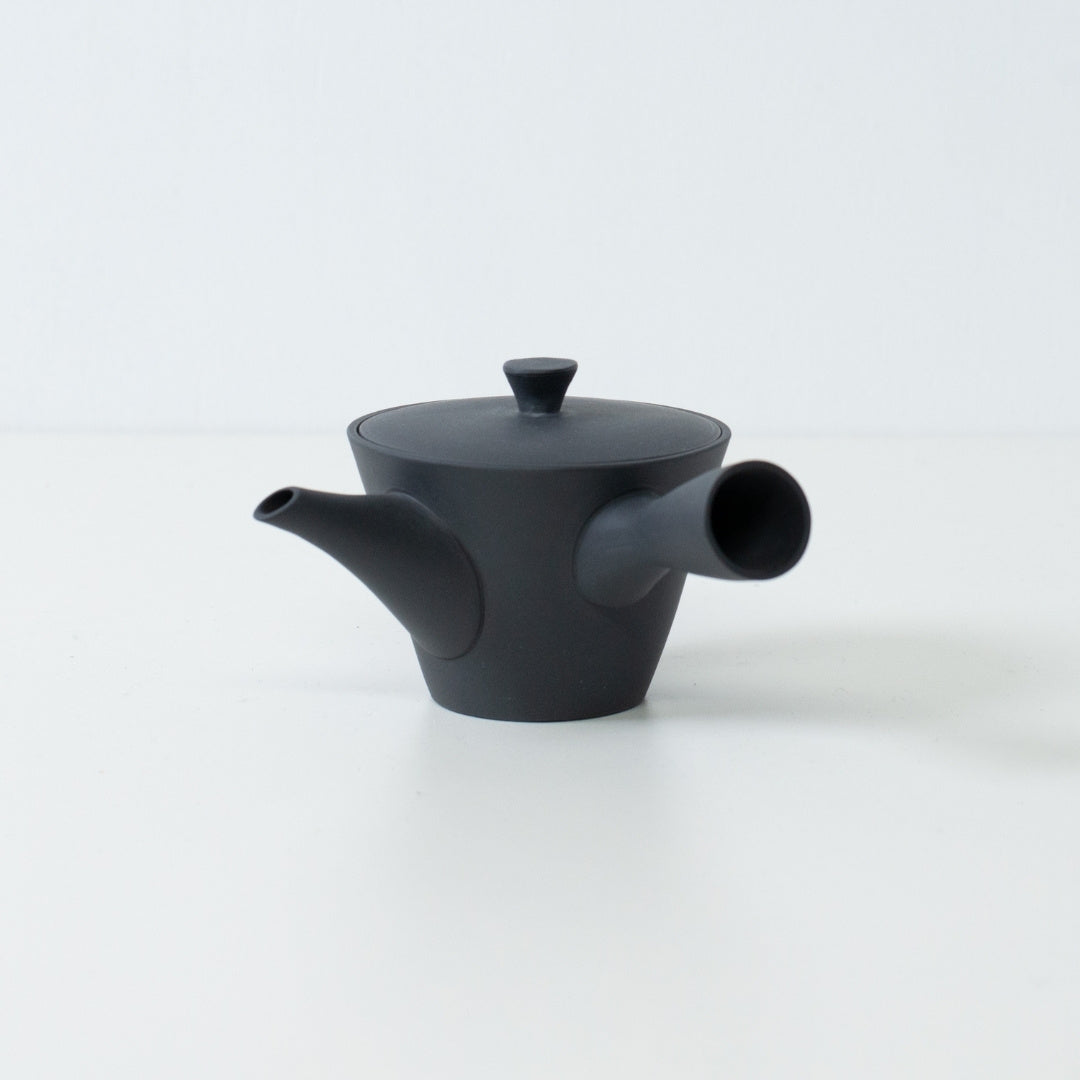 Sidevisning af en sort, uglaseret japansk tekande, sencha kyusu, der viser det kompakte banko yaki lerdesign og tud.