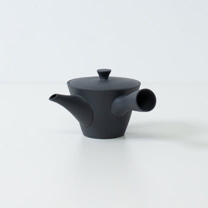 Sidevisning af en sort, uglaseret japansk tekande, sencha kyusu, der viser det kompakte banko yaki lerdesign og tud.