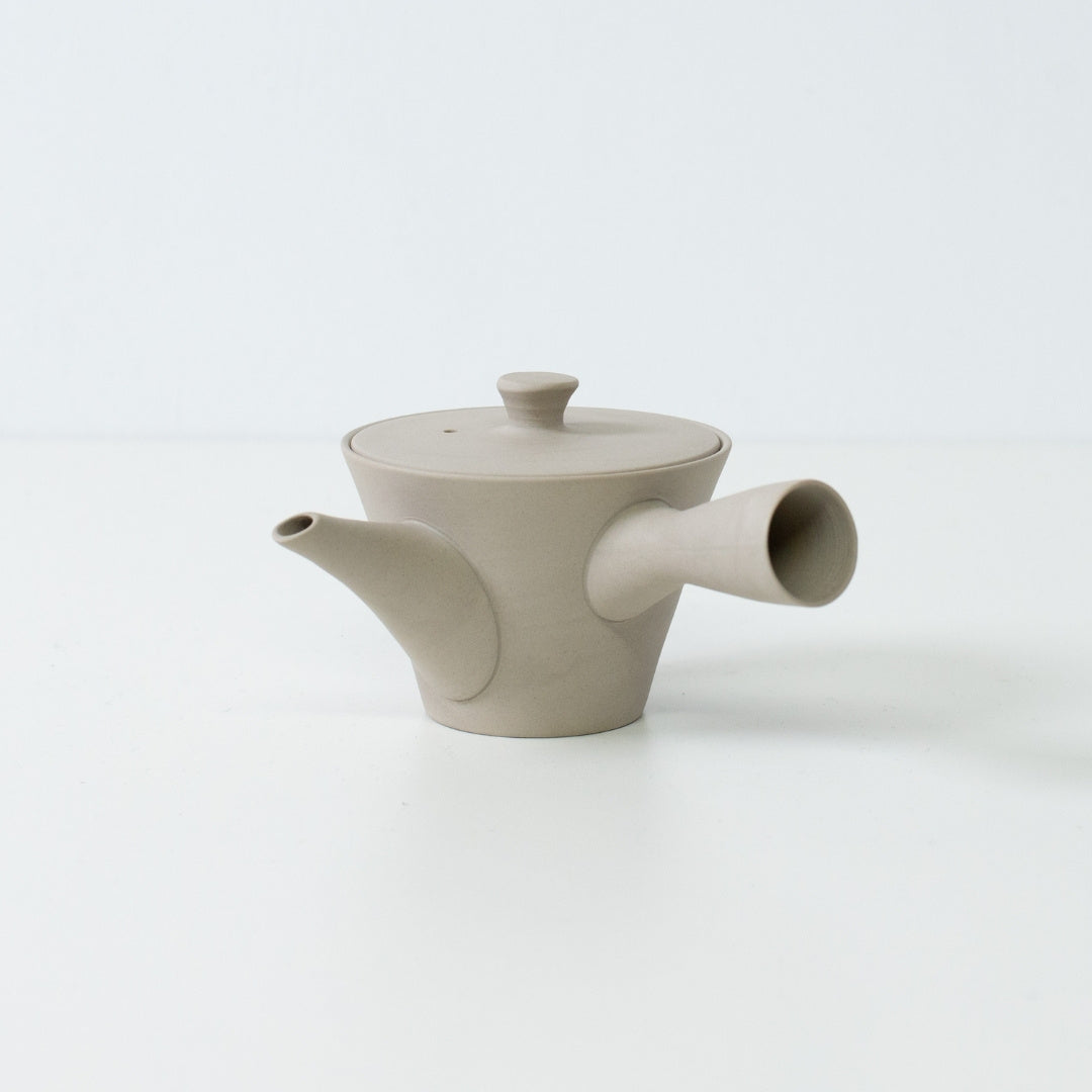 Sidevisning af en hvid banko yaki japansk tekande med et sidehåndtag, der viser et moderne minimalistisk design til sencha-brygning.