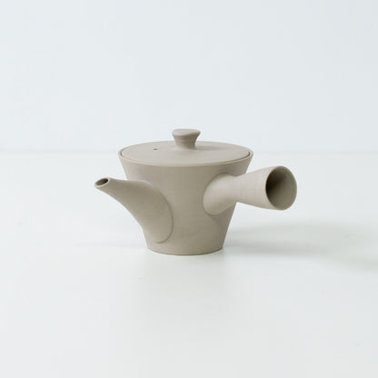 Sidevisning af en hvid banko yaki japansk tekande med et sidehåndtag, der viser et moderne minimalistisk design til sencha-brygning.