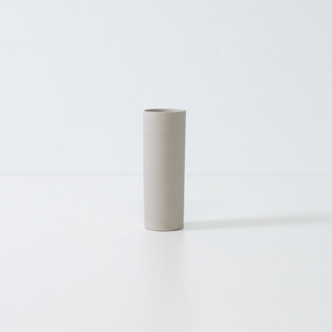 minimalistische witte Japanse vaas met een slanke cilindervorm, handgemaakt voor seizoensgebonden enkele bloemen.