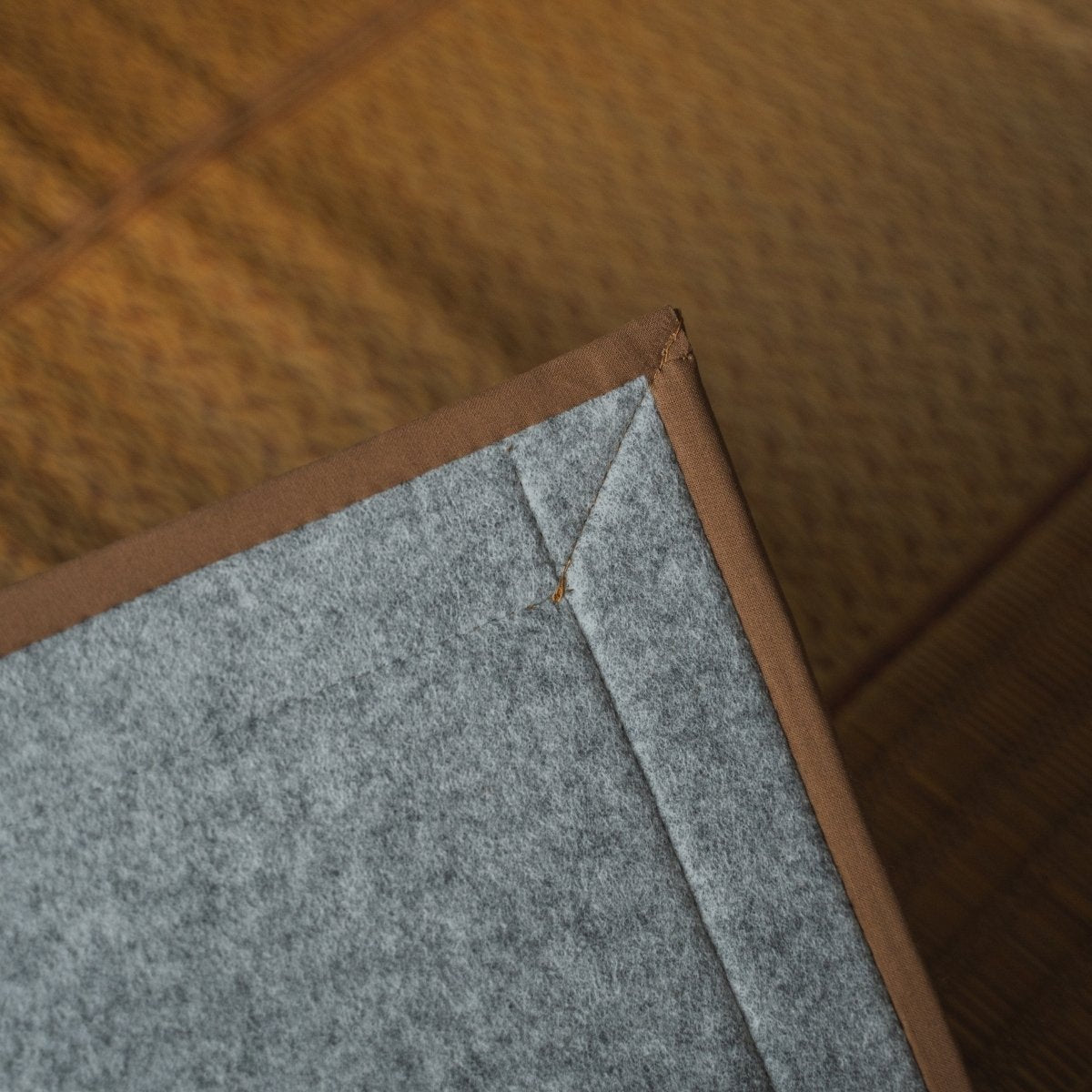 Japanse natuurlijke beige rieten tatami vloerkleed met non-woven achterkant, biedt een veilige vloerbasis voor moderne kamers.