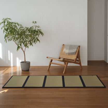 Vijfdelige onverfde tatamimat gelegd op een houten woonkamervloer, wat zorgt voor een soepele en natuurlijke zen-decoratie.
