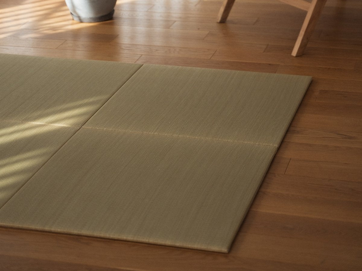 Japanische Tatami-Matratze Einzelfeld "Mirai" auf dem Boden eines Japandi-Wohnzimmers.